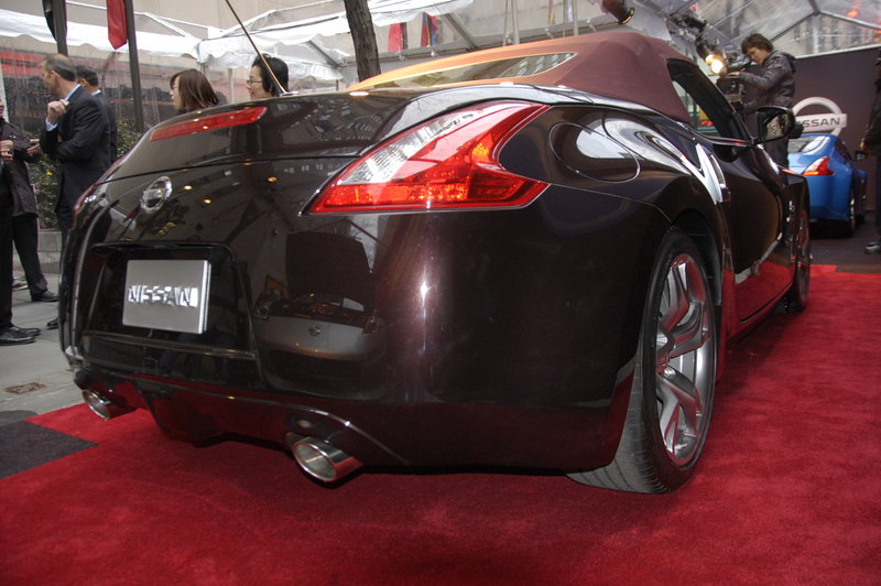 Illustration for article titled 2010 Nissan 370Z Roadster Drops Top Live In New York